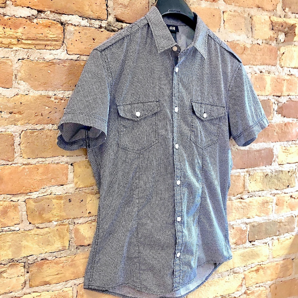 H&M Sexy Fitted Short Sleeve Blue & White Pattern Shirt With Shoulder Epaulettes - Picture 2 of 14